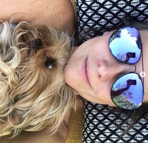 "Así mi mejor terapia, 20 minutos al día de sol (no en la cara) y aprovechar a descargar iones positivos a la Tierra. Un básico para la salud en un mundo donde vivimos cada vez más estresados y desconectados de la naturaleza. Qué belleza de día... Cocó encima de mí.", comentó Dominika al pie de esta instantánea.