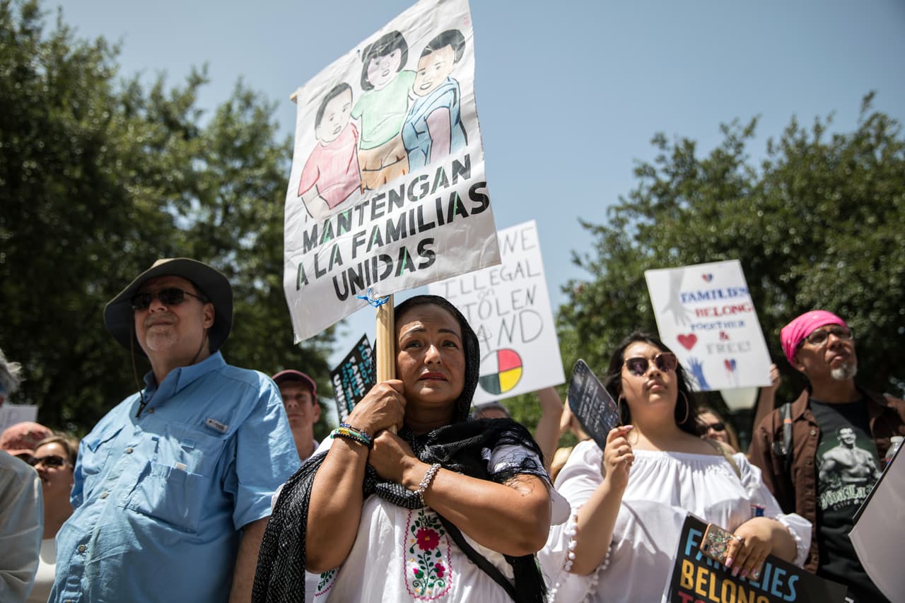 Bajo el lema "Mantengan a las familias unidas", manifestantes protestaron en contra de las políticas migratorias del presidente Trump en frente del capitolio texano en Austin, Texas. (Tamir Kalifa/Getty Images)