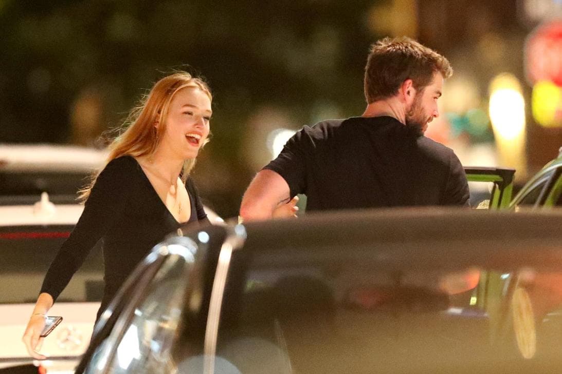 Por su parte, Liam Hemsworth fue captado con
<b> <a href="https://www.univision.com/famosos/miley-cyrus-y-su-ex-liam-hemsworth-se-dejan-ver-muy-carinosos-pero-cada-uno-por-su-lado-fotos" target="_blank">la actriz Maddison Brown</a></b> por las calles de Nueva York en octubre del año pasado.