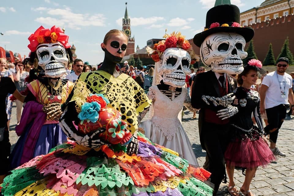 Gurú espiritual preso en EEUU por tráfico sexual es socio de danzas que representan a México