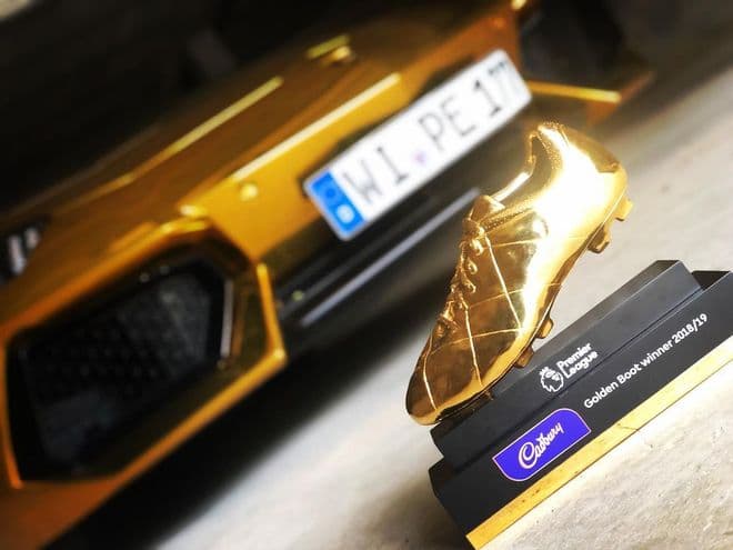 Pierre-Emerick Aubameyang disfruta del lujo de la vida y en esto ha gastado su dinero: innumerables autos exóticos, relojes muy costosos y una mansión multimillonaria.