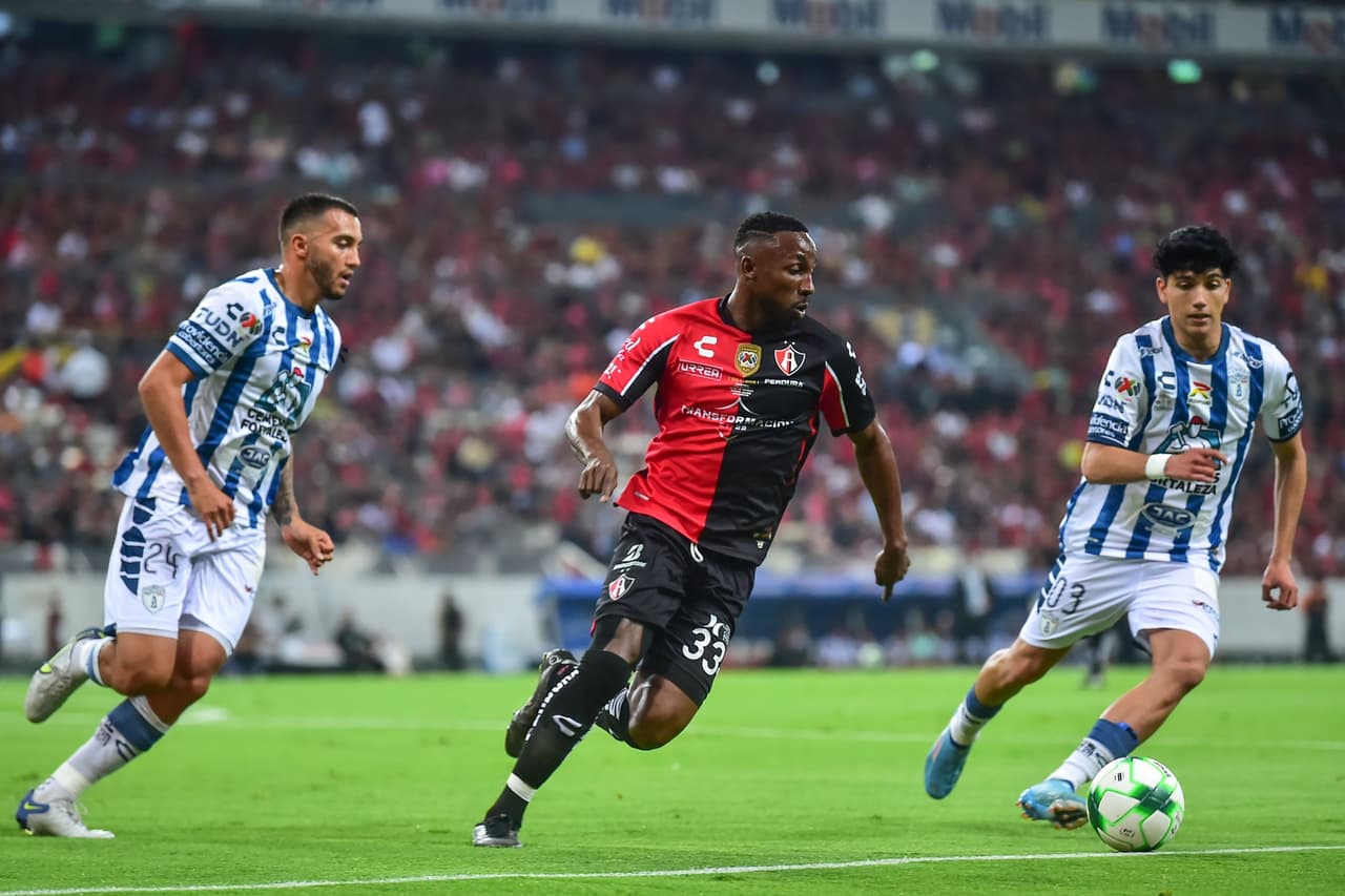 El Estadio Jalisco recibió la Final de ida del Clausura 2022 entre Atlas y Pachuca. Como era de esperarse, los Rojinegros salieron motivados, pero tardarían en mover la red del rival.