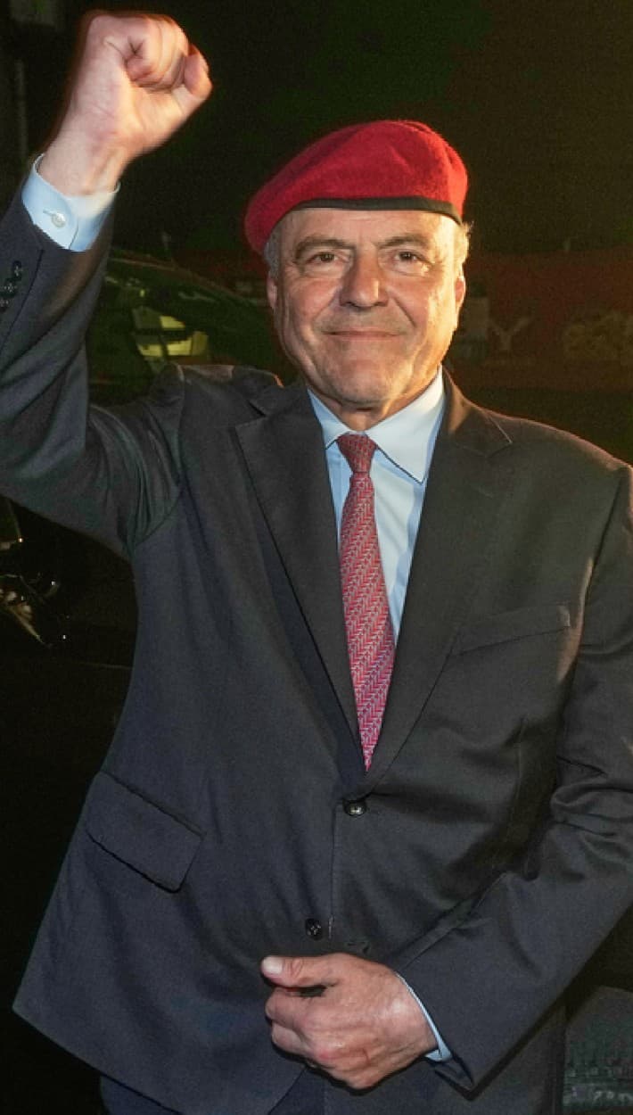 <b><a href="https://www.univision.com/local/nueva-york-wxtv/politica-new-york/curtis-sliwa-advierte-nuevo-alcalde-nueva-york-zohran-mamdani" target="_blank">Curtis Sliwa, el aspirante republicano</a></b> a la alcaldía que 
<b>quedó en un tercer lugar</b>, reconoció a Mamdani como ganador y hasta le deseó suerte. No obstante, el fundador del grupo de patrullaje Guardian Angels, quiso "advertir a nuestro nuevo líder: Si intenta implementar el socialismo, si intenta debilitar e incapacitar a nuestra policía, si abandona la seguridad pública; no solo nos estamos organizando, sino que 
<b>nos estamos movilizando</b>”.
