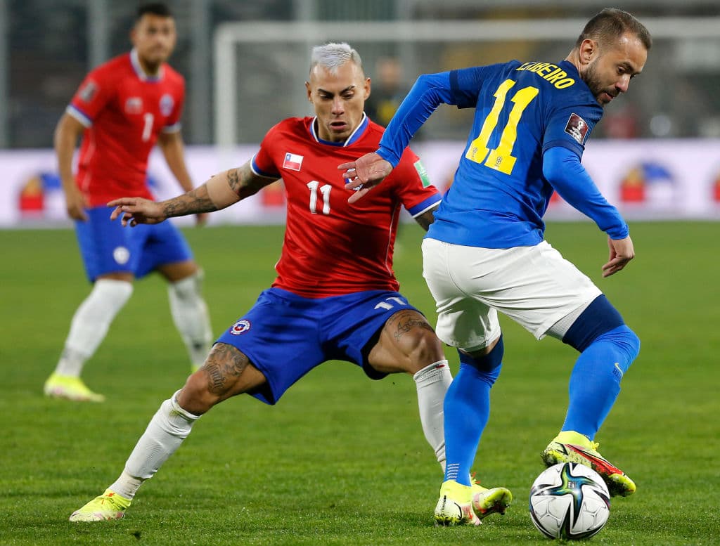 Brasil sufre para conseguir la victoria, pero el gol de Everton Ribeira le dio la victoria a los visitantes 0-1.