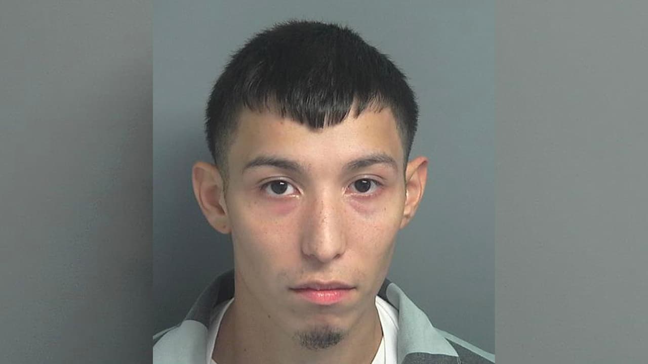 Juan Carlos Bañuelos, 23 años. Acusado de lesiones con agravantes con un arma mortal. Visto por última vez en Crystalwood Circle, New Caney.