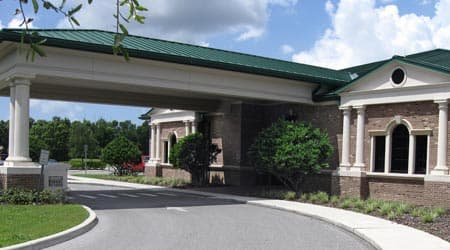 En el 410 de Kingsway Road se encuentra 
<b>Seffner-Mango Branch Library</b>, que fue inaugurada el 15 de enero de 2009.
<br>
<br>Cuenta con 
<a href="https://www.facebook.com/SeffnerMangoBranchLibrary/ " target="_blank">miles de ejemplares </a>de diversas áreas de estudio, tecnología de asistencia remota y una estación de reciclaje de aceite de cocina.
<br>
<br>Su horario es de lunes a sábado de 10 de la mañana a 6 de la tarde.El teléfono de atención a usuarios es el 813-273-3652.
<br>