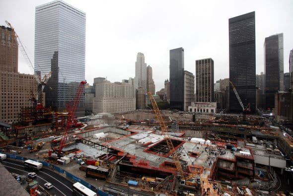 Familias de las víctimas de los ataques terroristas esperan en la lluvia para dejar su ofrenda de flores durante la ceremonia de recordación en la Zona Cero el 11 de septiembre del 2009.