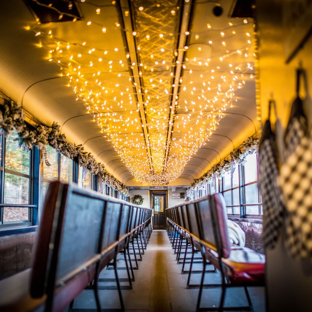 Los vagones han sido adornados con luces y decoraciones de temporada.