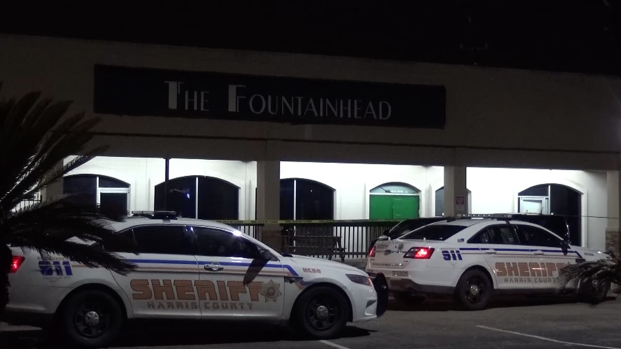 Los hechos ocurrieron en el bar Fountainhead, en la cuadra 17000 de Ella Boulevard, alrededor de las 2:00 am.
<br>