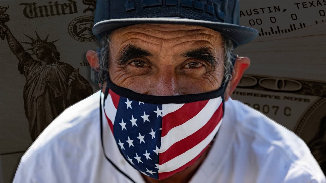 <b>¿Lo recibirán los inmigrantes indocumentados?</b>
<br>
<br>El Servicio de Recaudación de Impuestos (IRS, por sus siglas en inglés) confirmó que las familias con estatus migratorio mixto sí califican para recibir el estímulo económico, pero los pagos llegarán únicamente a los miembros de ese hogar que tengan un número de seguro social válido.
<br>
<br>En la misma sección, la agencia aclara que incluso en las familias de estatus mixto donde ambos padres son indocumentados, los hijos ciudadanos también recibirán el estímulo, siempre y cuando la familia declare con un número ITIN.
<br>
<br>"Si ninguno de los cónyugues cuenta con un número de seguro social válido, solo recibirás hasta $1,400 por cada dependiente", señala el IRS.
<br>
<br>Más información
<b> ➡️ <a href="https://www.univision.com/local/san-francisco-kdtv/familias-mixtas-que-declaran-con-itin-recibiran-cheque-de-estimulo">Hijos y cónyuges de indocumentados recibirán el cheque si cuentan con SSN</a></b>