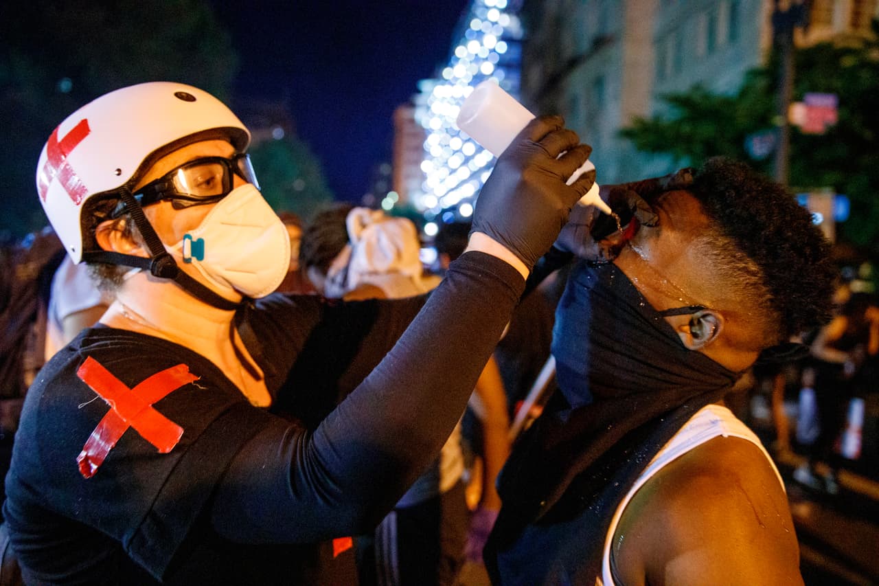 Un doctor de la Cruz Roja atiende a uno de los manifestantes afectados por la inhalación de gases lacrimógenos.