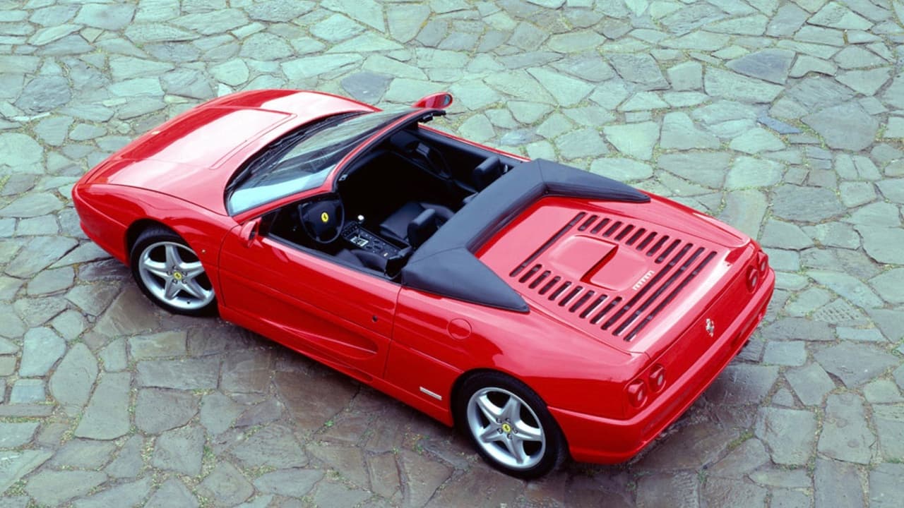 El Ferrari F355 Spider es la versión convertible del F355, presentado en 1994 como modelo 1995, el cual tiene la distinción histórica de ser el primer Ferrari de motor central diseñado después del fallecimiento de 
<b>Enzo Ferrari</b>, el fundador del histórico constructor italiano. Hasta los últimos días de su vida Enzo jugó un papel determinante en las operaciones de la casa constructora que llevaba su nombre.