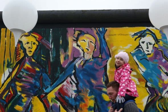 Alisa, de cuatro años de edad, recorre la galería del lado Este del Muro.