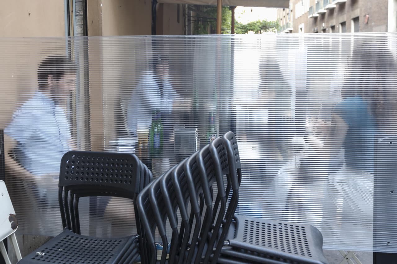 Clientes separados con paneles de plexiglás en un restaurante de Roma, Italia. 18 de mayo