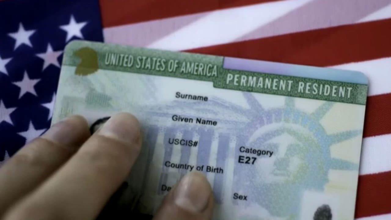 Abogado de inmigración habla de las nuevas reglas de USCIS para la 'Green Card' que entran en vigor en mayo 2026