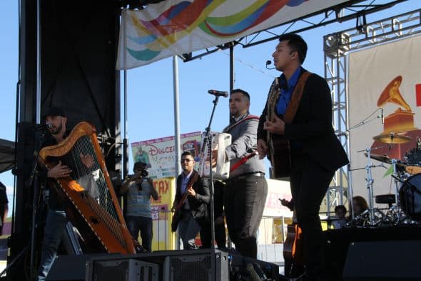 “ Los Canarios de Michoacán” pusieron a bailar a cientos de Arizoneneses en los Latin Grammy Street Parties en Phoenix, quienes no pudieron resistirse al carismático grupo de música regional mexicana, su sonido único del arpa y a sus conocidos sencillos. 