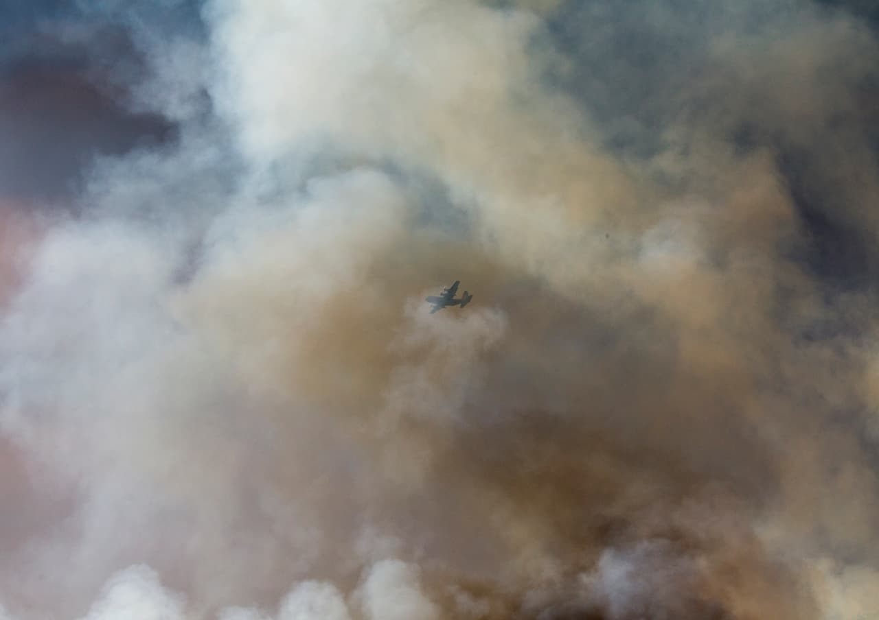 Esta es la humareda del incendio El Dorado que arde en las montañas de Yucaipa en el condado de San Bernardino. De acuerdo con las autoridades las llamas de este siniestro estallaron durante
<a href="https://www.univision.com/local/los-angeles-kmex/una-fiesta-de-revelacion-de-genero-desata-el-voraz-incendio-que-destruye-mas-de-10-000-acres-en-el-sur-de-california">una fiesta de revelación de género</a> durante el sábado 5 de septiembre, considerado por los expertos uno de los días más calientes en la región en la última década.
<br>
<br>