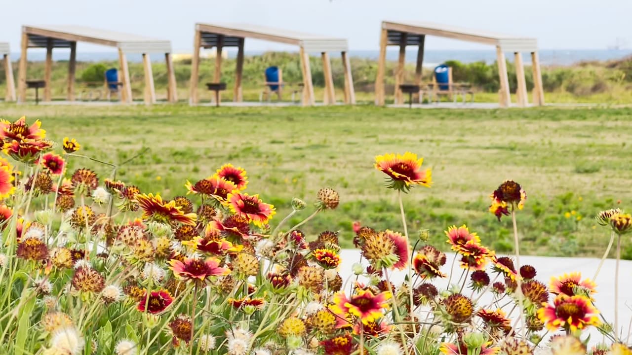 El parque cuenta con casetas de madera que tienen mesas, asadores, canecas de basura y hasta ganchos para colgar hamacas.