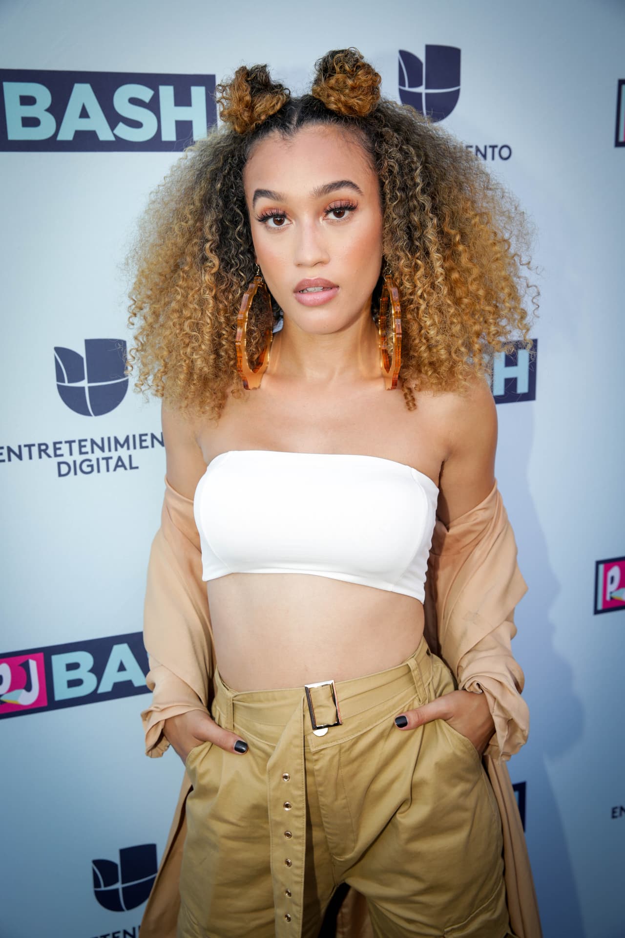 Con su estilo único e impresionante talento, Nezza conquistó fans desde su paso por la alfombra azul hasta que subió a la tarima.