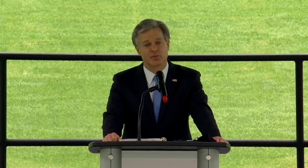 El director del FBI, Christopher Wray, quien habló en la ceremonia, dijo que la agente Laura Schwartzenberger, es un verdadero héroe americano.