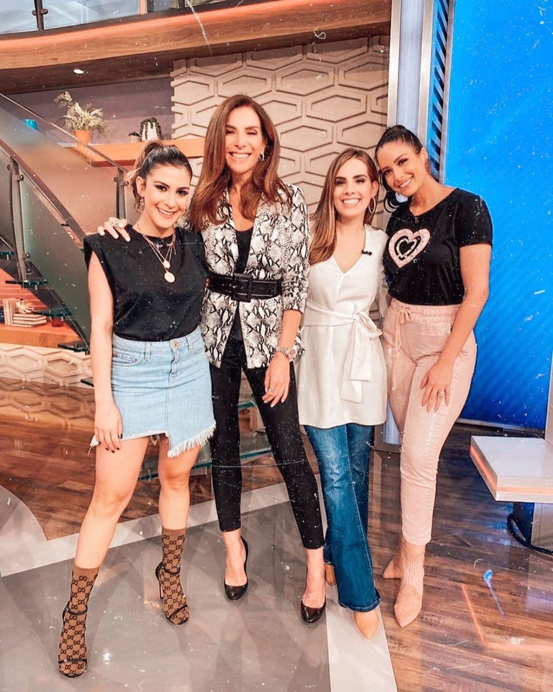 Y nadie mejor para hablarnos de tendencias que nuestras 
<a href="https://www.univision.com/shows/despierta-america/la-que-no-cambia-la-que-se-atreve-y-la-que-no-convencio-analizamos-la-moda-de-galilea-montijo-y-otras-famosas-video">Detectives de la Moda</a>, siempre sonrientes.