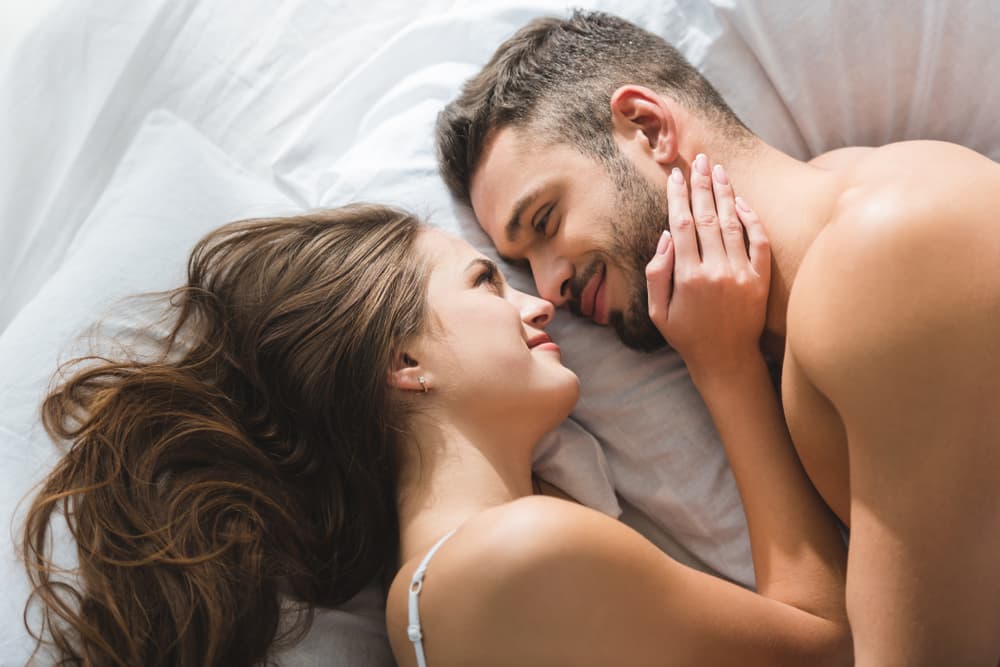 El sexo con un Aries siempre será muy pasional, candente. Ellos quieren tener un buen rato de inmediato y se lanzan al cuerpo de su pareja directamente, muchas veces ignorando el 'foreplay'. Y eso sí, saben separar muy bien el amor del sexo, así que no esperes que se claven contigo a la primera.