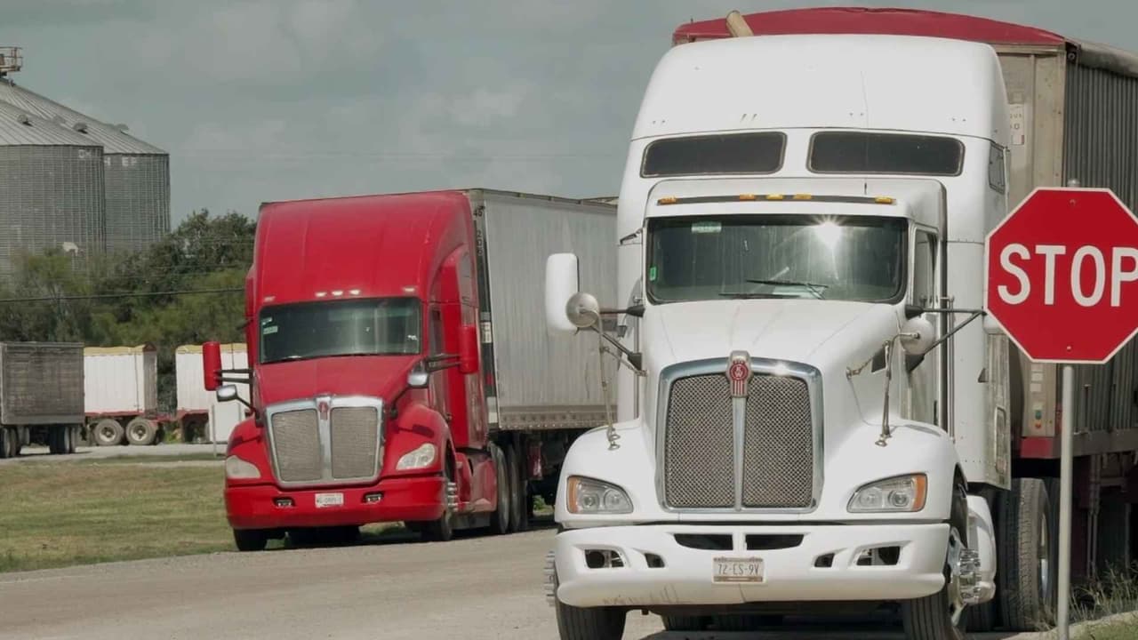 Frontera Texas-Tamaulipas colapsa por camiones varados