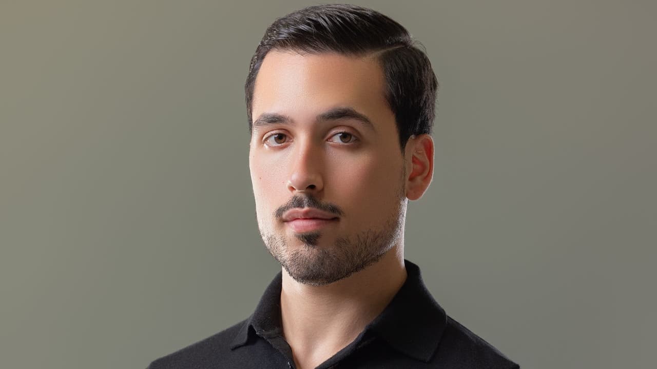 Captar la atención de la audiencia en redes sociales requiere ganchos poderosos y elementos visuales y narrativos que generen emoción desde el inicio.