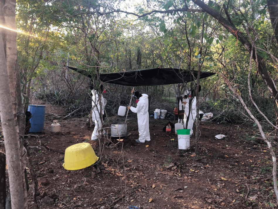 Los cocineros aseguran que trabajan al aire libre para evitar que las sustancias tóxicas los contaminen.