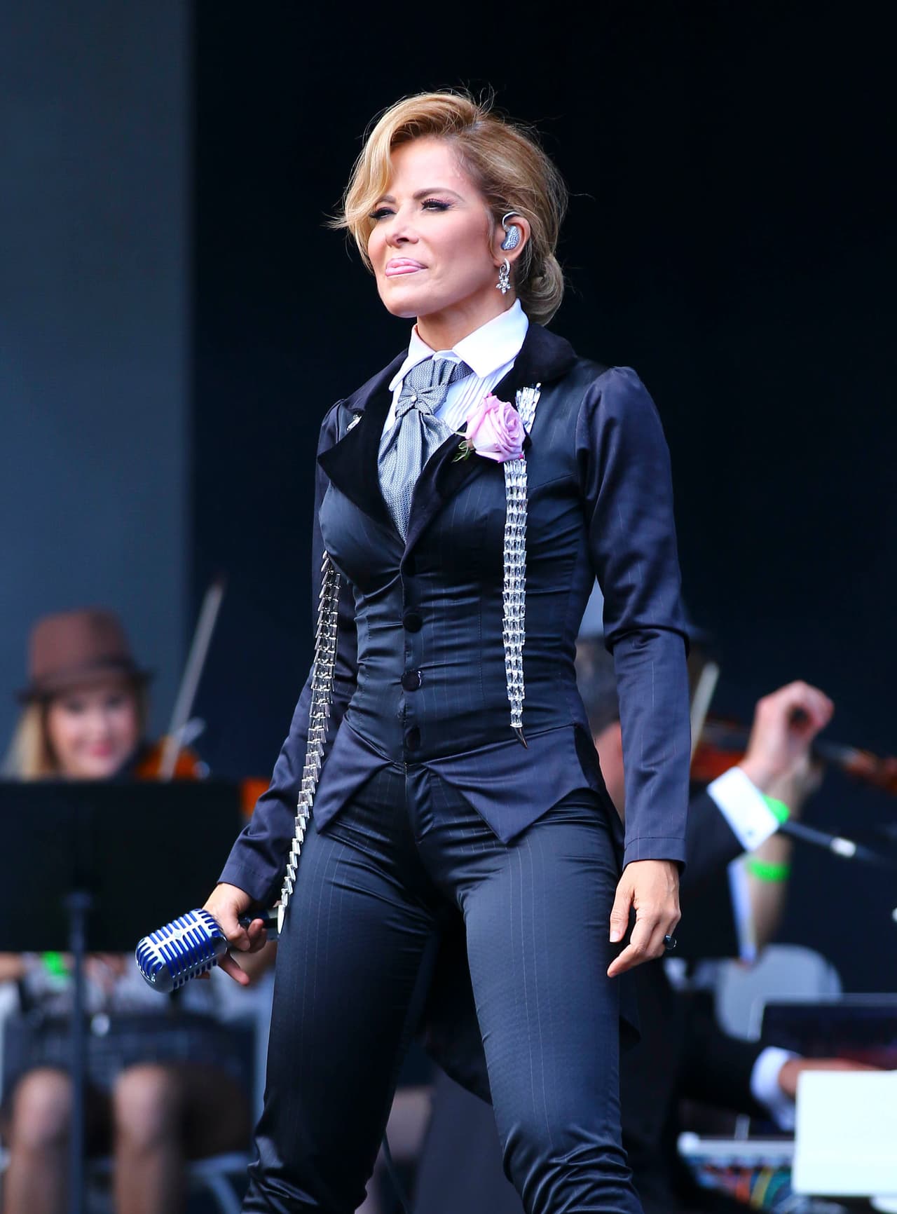 En una lista de Billboard que es liderada por el disco 'Los Duo' de Juan Gabriel, Gloria Trevi no perdió su sitio.