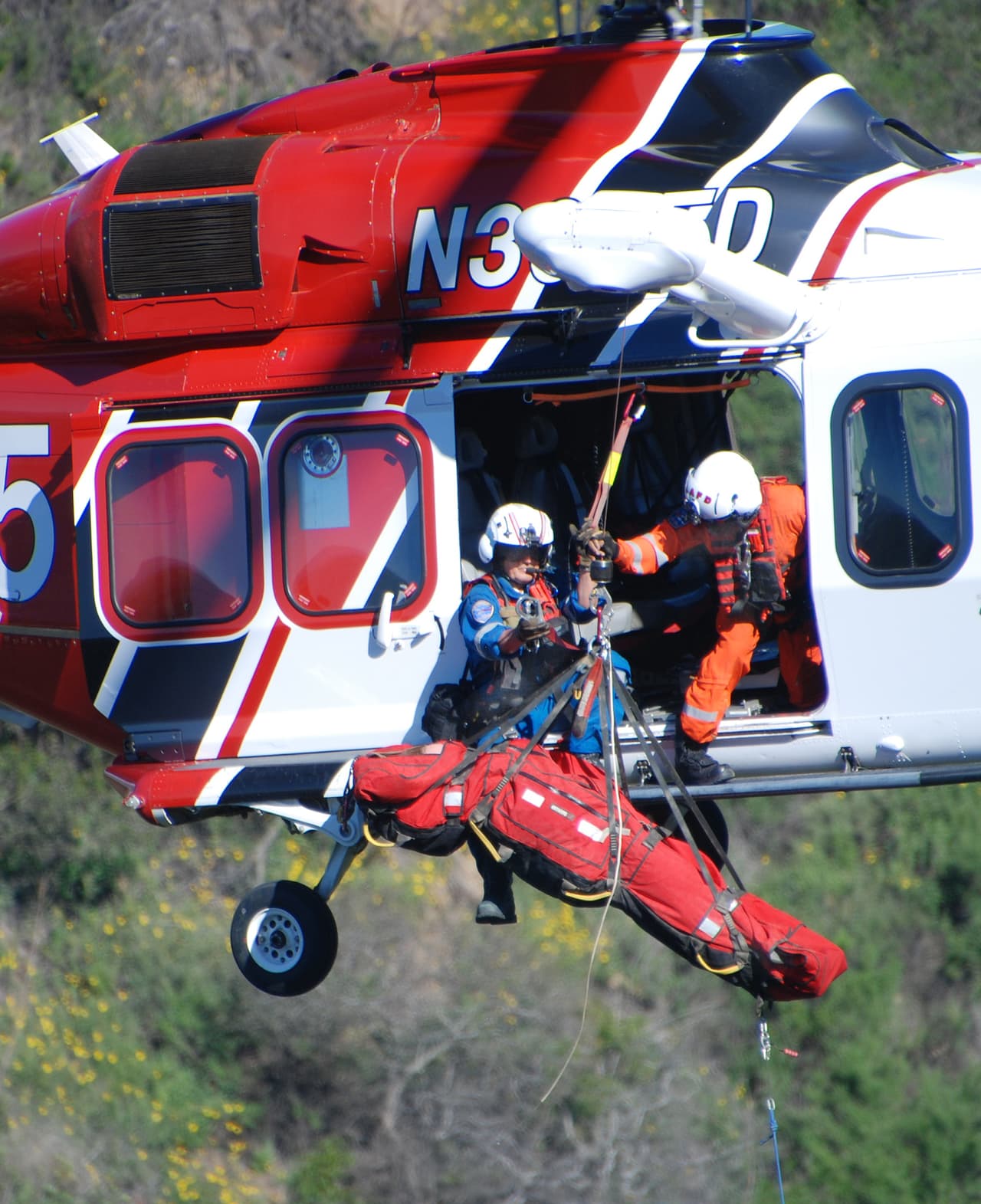 Su aventura terminó en el hospital, a donde fue transportada. Las autoridades no ofrecieron detalles sobre su identidad.