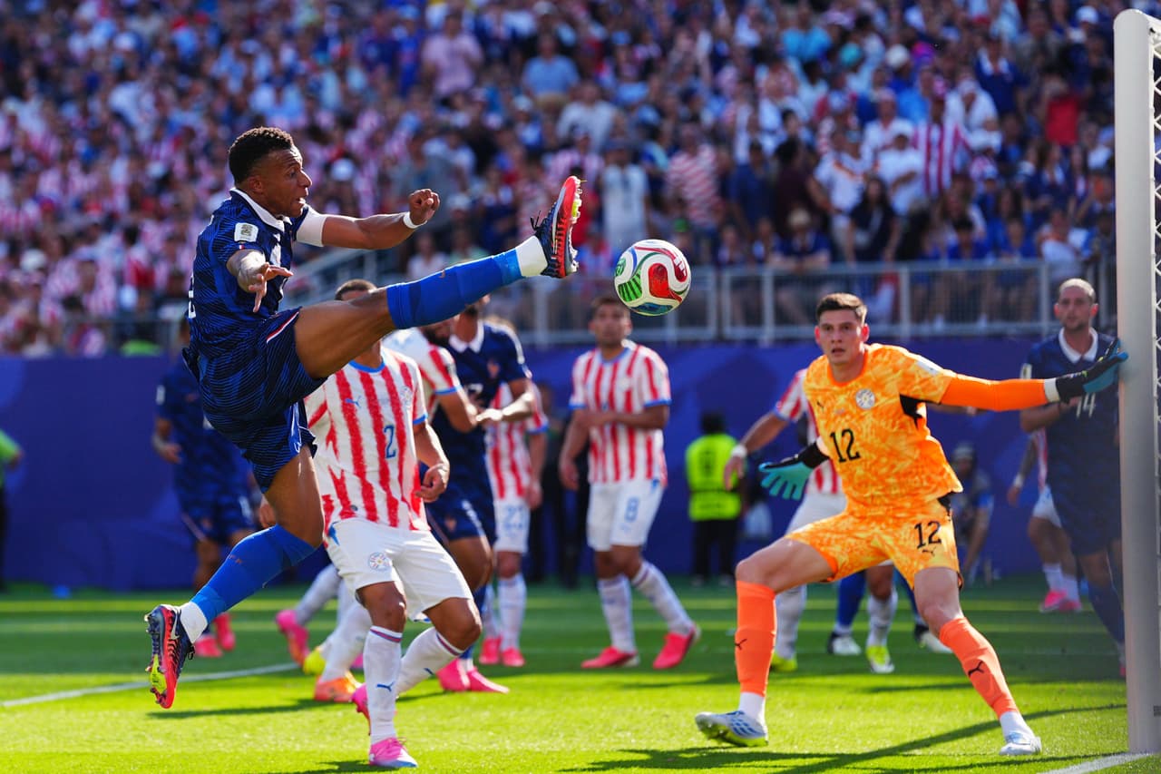 Kylian Mbappe busca el balón frente al arco paraguayo.