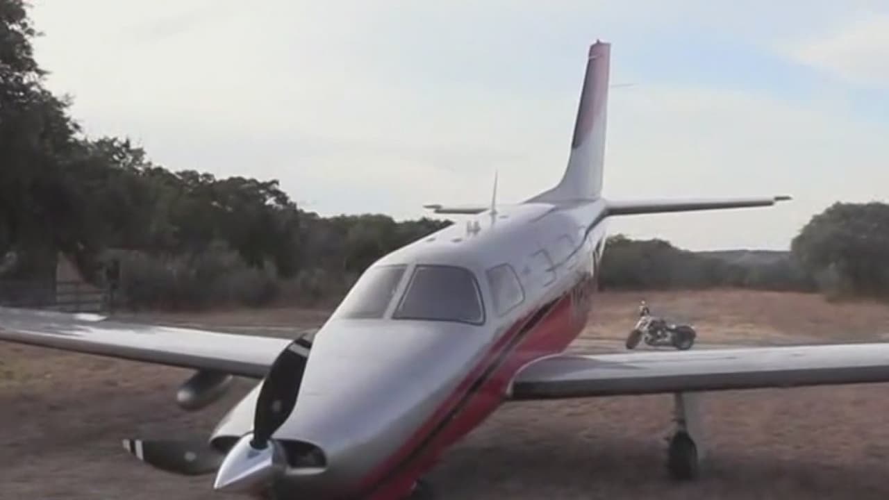 Autoridades de aviación investigan el aterrizaje de una avioneta en autopista del Condado de Bandera