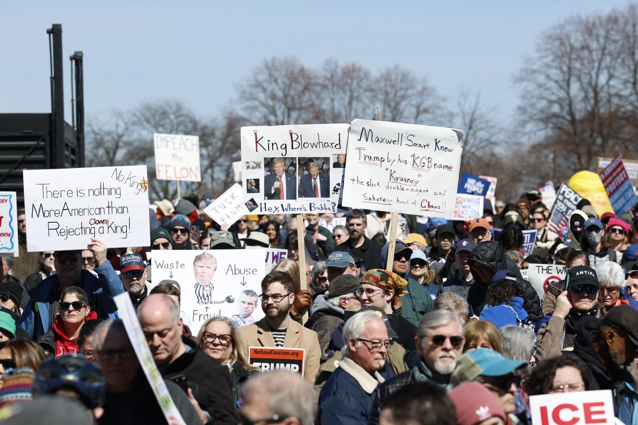 La movilización No Kings en Chicago reúne a ciudadanos de todas las edades en defensa de la democracia.