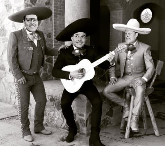 Y a sus escenas se ha sumado Raúl González. Aquí tres alegres compadres.