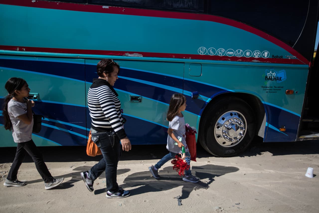 Cristina dice que reunió el dinero para los pasajes de autobús de los cinco pidiendo ayuda a sus conocidos en Guatemala y trabajando en Tijuana. 
<b>"Si nuestro número para entrar a Estados Unidos no se hubiera tardado tanto tiempo, quizás me hubiera quedado", </b>dice la madre. Ella también tomó la decisión porque temía que una vez en inmigración pudieran quitarle la custodia de su ahijado, de quien trajo consigo pocos documentos.