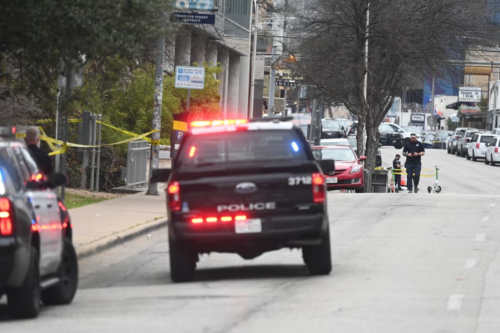 Según declaró en conferencia de prensa el mismo domingo 
<b><a href="https://www.univision.com/local/austin-kakw/lisa-davis-jefa-de-policia-austin" target="_blank">Lisa Davis, jefa de la Policía de Austin</a></b>, el atacante viajaba en una camioneta grande y pudieron comprobar que, antes de disparar, transitó por la zona varias veces. 
<br>
<br>Agregó que el individuo, de repente, 
<b>activó las luces de emergencia, bajó la ventanilla y disparó con una pistola </b>contra las personas que estaban a las afueras del bar; unos en una terraza y otros al frente del 
<b>Buford's Backyard Beer Garden</b>.
<br>
<br>Dijo que el individuo manejó hasta la 
<b>calle Wood</b>, donde estacionó la camioneta y
<b> salió dispararando un rifle</b> contra la gente.
<br>
<br>Caminó hacia el Este de la Calle Sexta, donde no respondió a la policía, que lo abatió a disparos, informó Davis.