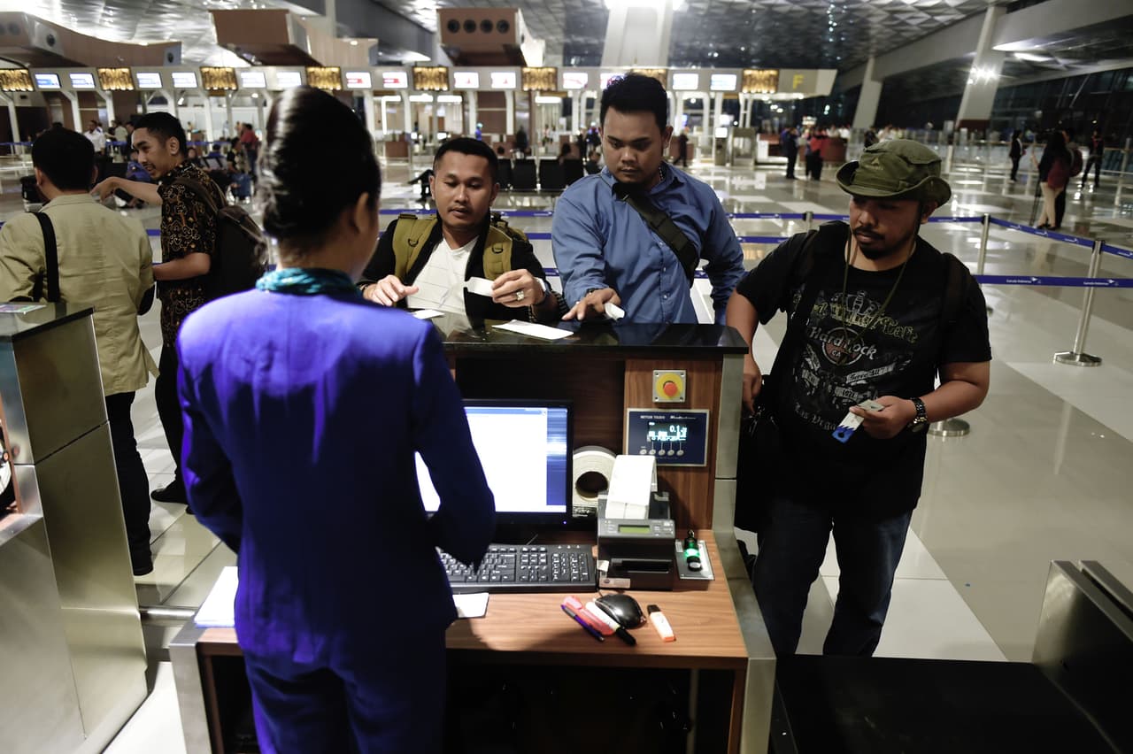 <b>Evita el check-in tradicional en el mostrador</b>
<br>En caso de que no pueda evitar el contacto (sea para usar la pantalla, o para colocarle una pegatina en la maleta) podrías llevar un gel limpiador de manos para asearte inmediatamente después. 
<br>
<br>
<br>
<br> 
<br>
<br>