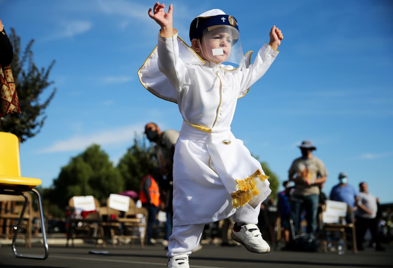 La histórica procesión del 6 de diciembre es una de las más antiguas tradiciones católicas en Los Ángeles.