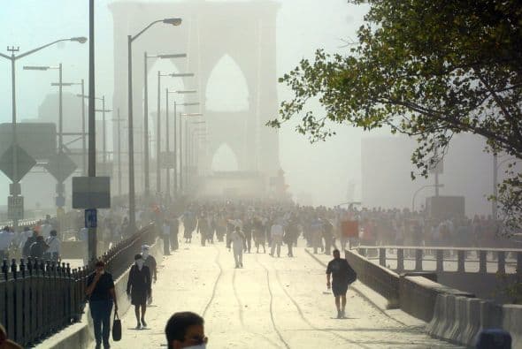 Vista del puente el día del ataque de las Torres Gemelas, el 11 de Septiembre de 2001, en el que se puede ver la nube de polvo por la que atravesaba l agente para cruzar el puente.