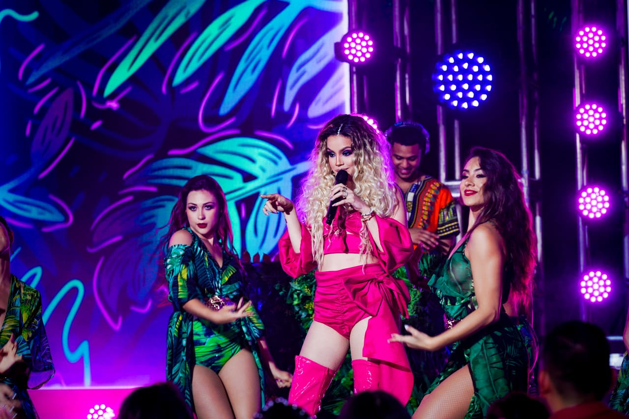 La cubana, que llegó a Estados Unidos a los 17 años, se hizo acompañar de un ensamble de bailarinas que lucieron trajes verdes y que con sus movimientos contagiaron con mucho baile a la audiencia. 
<br>