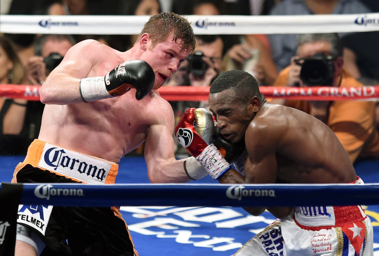 Otra de las víctimas de 'Canelo' fue el cubano Erislandy Lara. La pelea fue el 12 de julio de 2014.