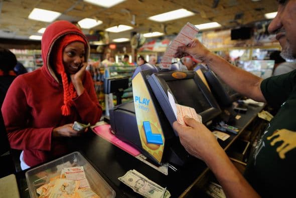 ¡Revisa tu cartera! Buscan al ganador de 26 millones de dólares por boleto de lotería