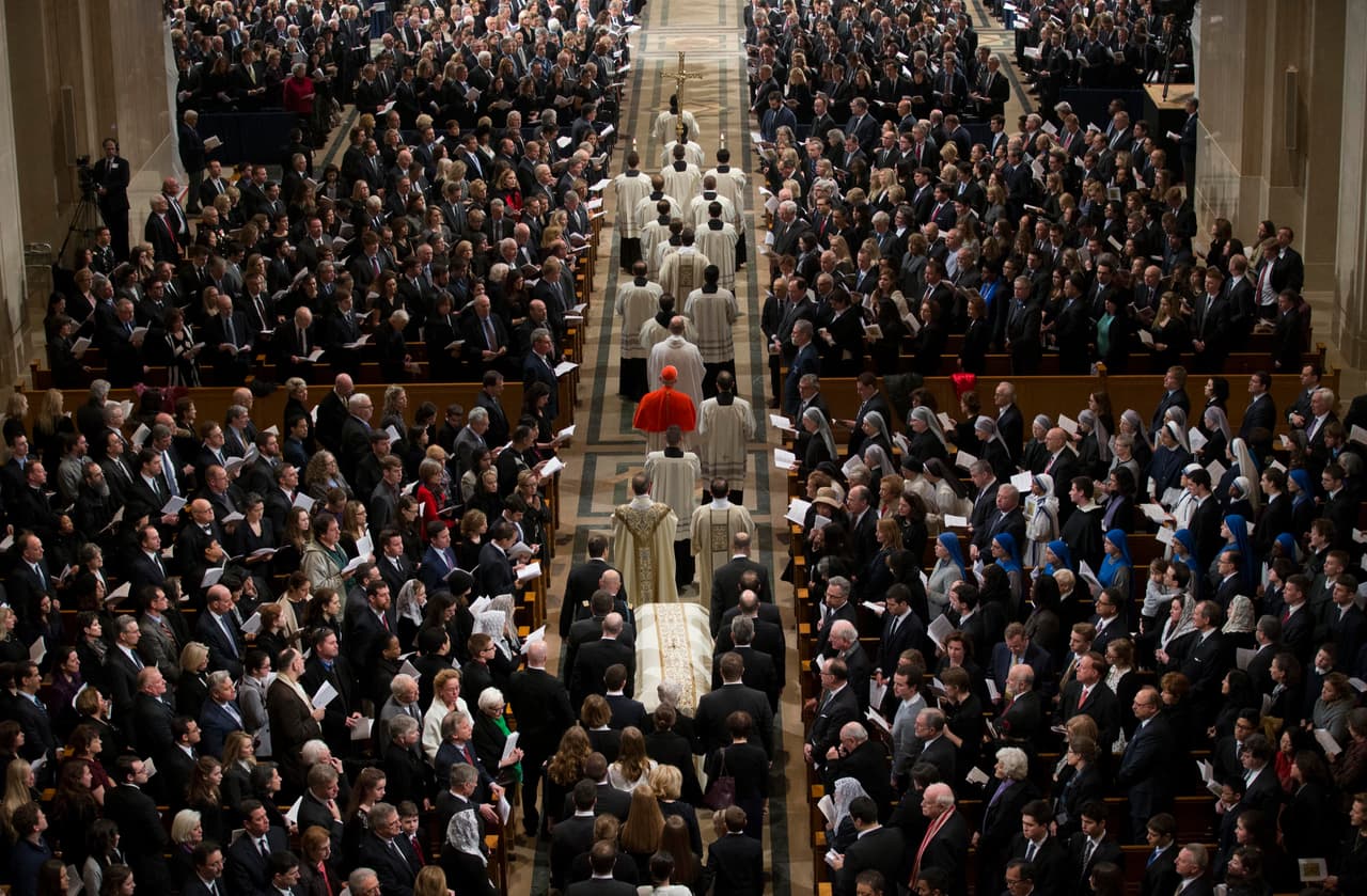 Procesión durante la misa fúnebre.