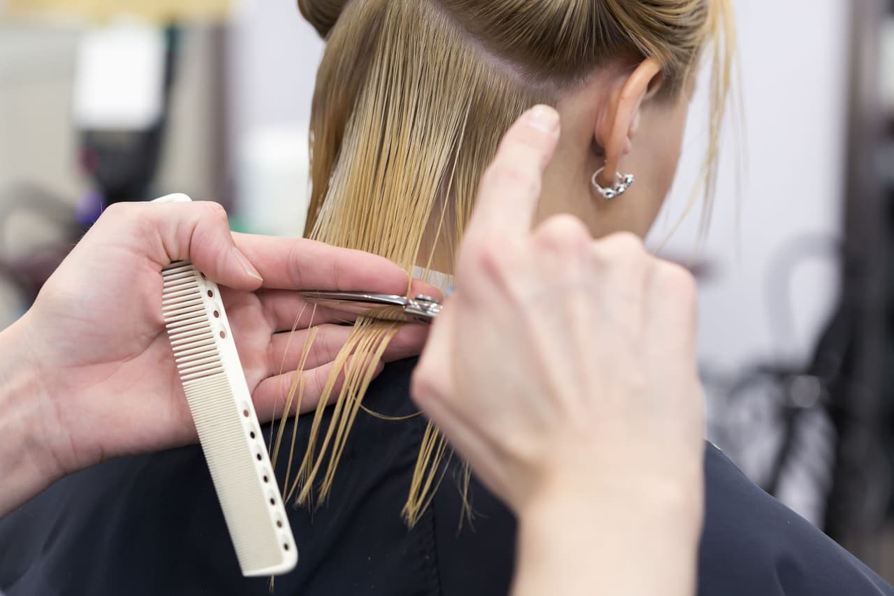 <b>Recorta un poco el cabello. </b>Si andas corta de tiempo y no ves la hora en que tendrás un espacio para ti, aprovecha un lapso que tengas en la ducha para cortar las puntas de tu cabello y así eliminar el cabello maltratado por el cambio de temperatura.