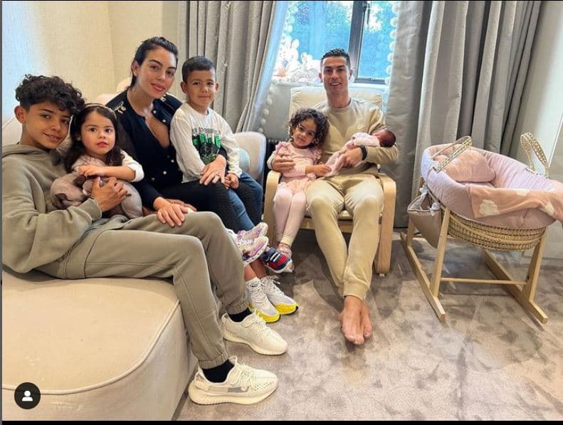 Georgina y Ronaldo con sus hijos