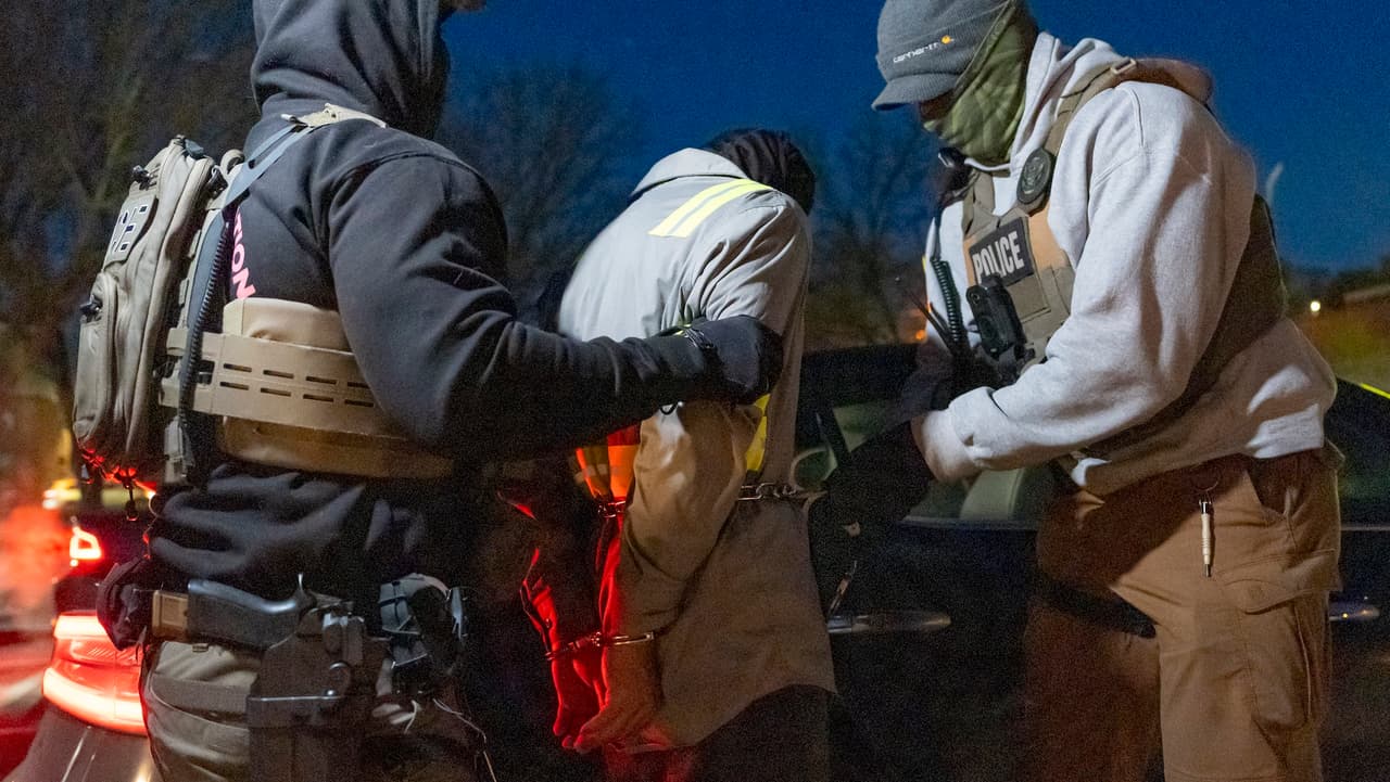 Agentes vestidos de civil detienen a inmigrantes en cortes de California denuncia abogada