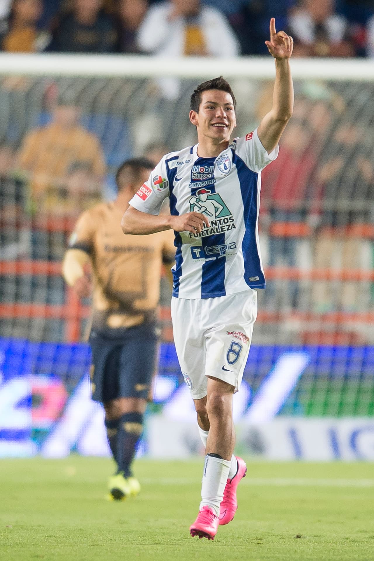 Celebra anotación con el número 8.