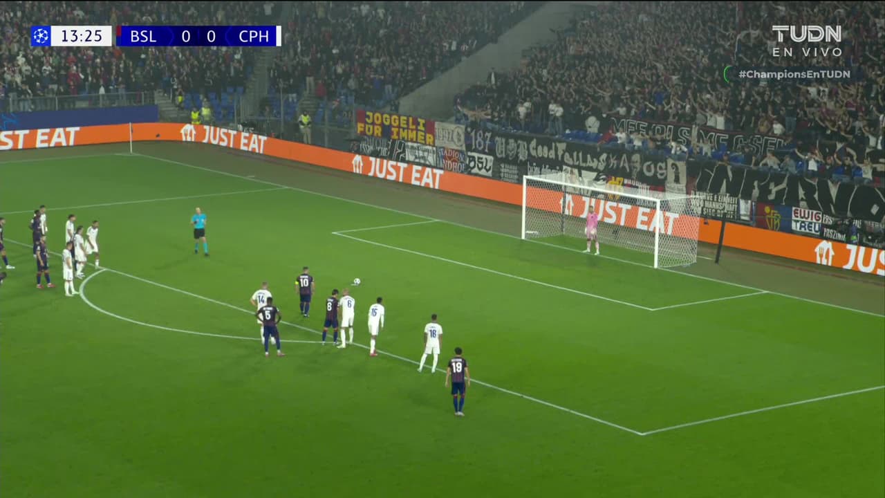 ¡GOL!  anota para FC Basel. Xherdan Shaqiri