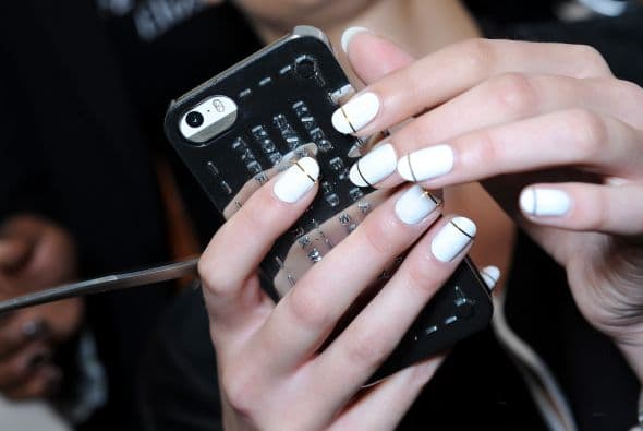 Puedes agregar una delgada línea que conserve el 'look' minimalista.